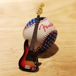 Fender The Best Collection: 1962 Precision Bass & Tolex Case 1/8th Scale Model -Doll Toy Shop 1e5e8d017f024a68913dbbc252dbdf3a.jpg